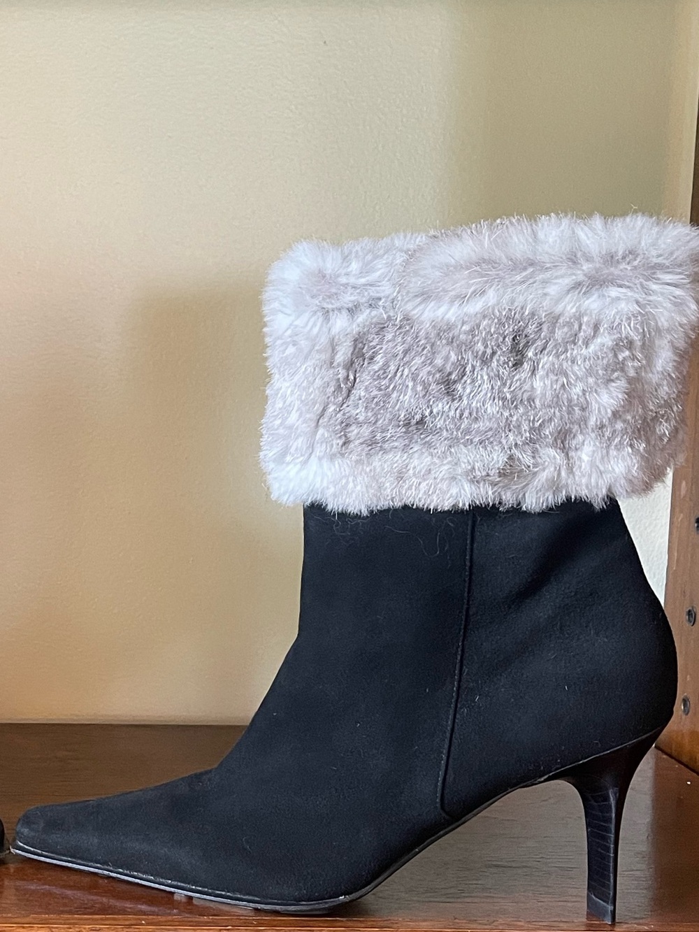 Casadei Black Suede Pointed Toe Ankle Boots Gray Fur Cuff Heels Size 8
